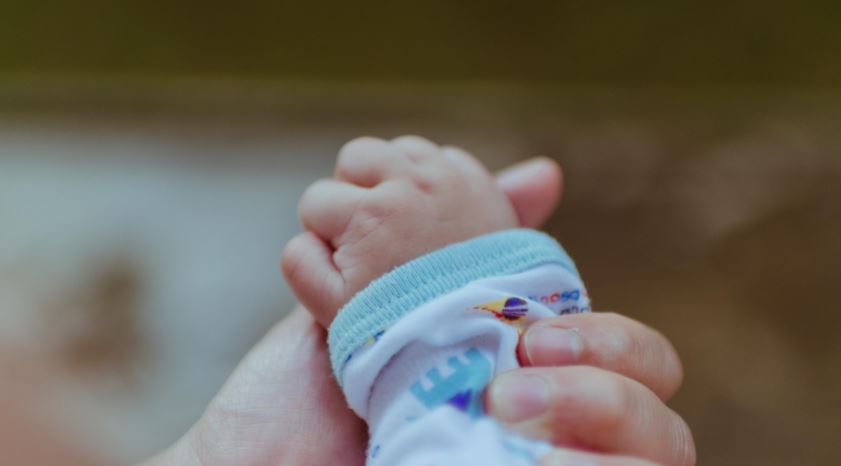 31-vjeçarja shqiptare i shet fëmijën çiftit homoseksual për 70 mijë euro