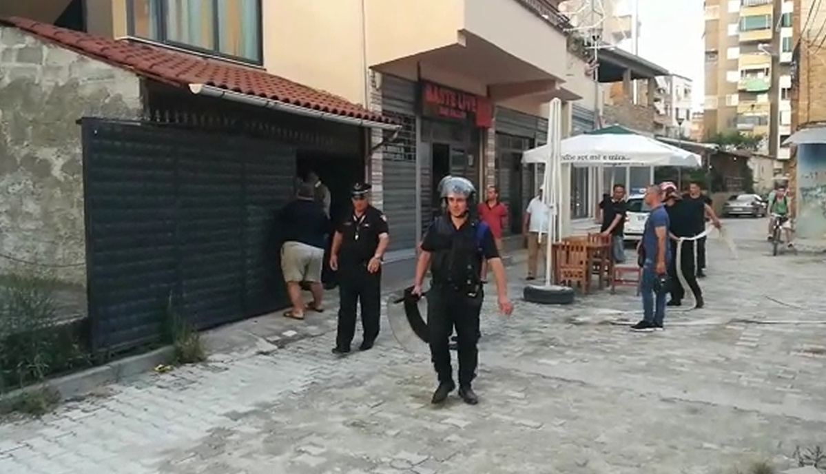 Detaje/ Babai që mbajti peng të birin goditi me sëpatë dy punonjës policie