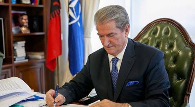 Kamp refugjatësh në Shqipëri, Berisha: Vetëvrasje!