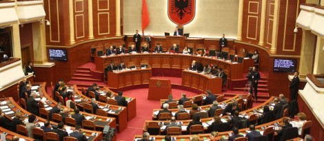 Botërori bën bashkë politikanët shqiptarë, zbulojnë për kë skuadër bëjnë tifo…