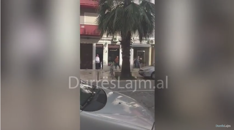 Çmendet burri në mes të Durrësit, thyen xhamat e bizneseve (VIDEO)