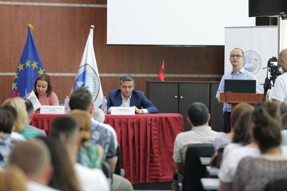 Ministrat Bushati e Klosi me studentët në Durrës: Ju, përfituesit kryesorë të procesit integrues