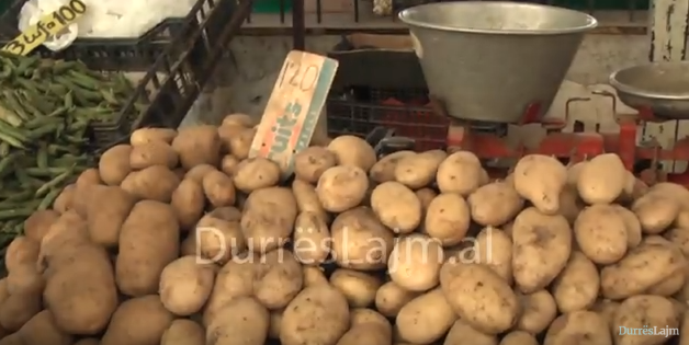 Tregtarët e Durrësit tregojnë dy arsyet pse ‘është çmendur’ çmimi i patates (VIDEO)