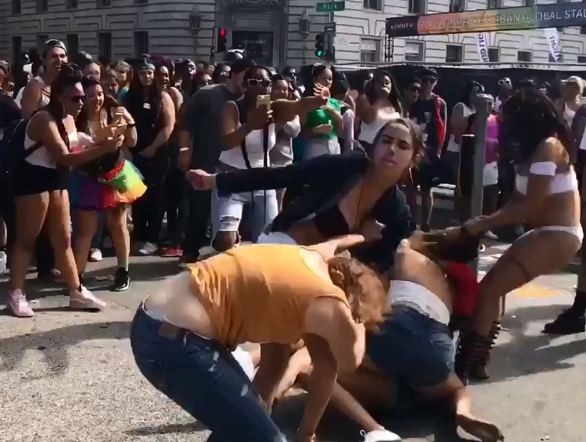 Sherr shokues në rrugë, vajzat rrahin njëra-tjetrën (FOTO)