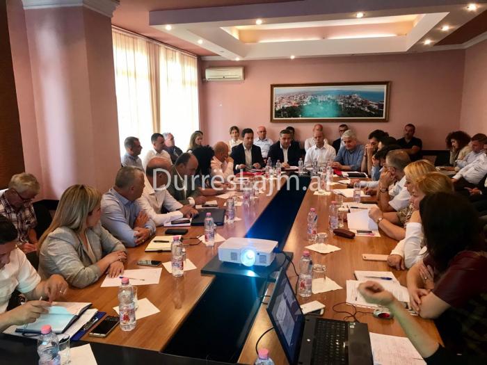 Problematikat e biznesit në Durrës, katër ministra mbledhje në prefekturë (VIDEO)
