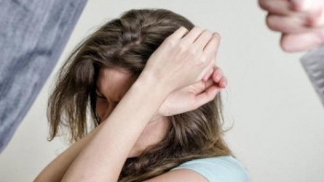 Dhunon dhe i shkakton plagë në kokë bashkëshortes, arrestohet 44-vjeçari