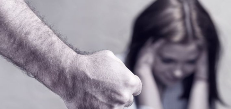 Ndodh në Shijak, 42-vjeçarja rrihet nga kunati