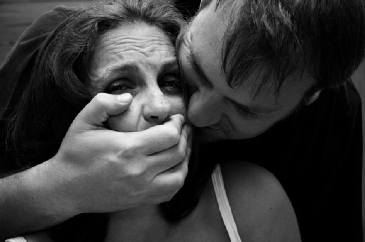 Dhunon bashkëshorten në sy të fëmijëve të mitur, pranga 31-vjeçarit