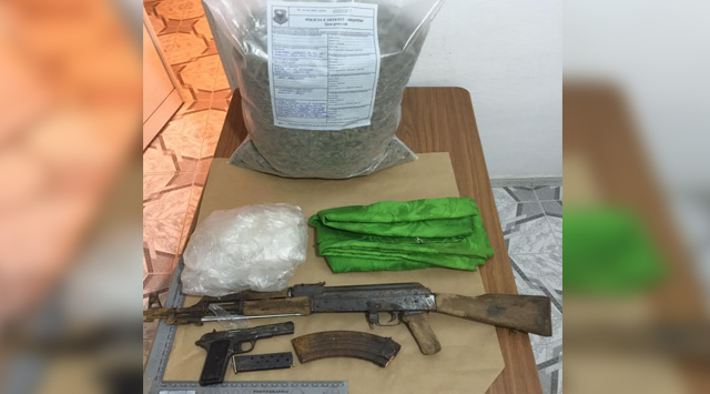 Sekuestrohen municione luftarake dhe 246 kg kanabis, në kërkim 35-vjeçari