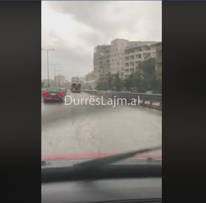 “Çmendet” moti në Durrës, rruga përmbytet në pak minuta (FOTO & VIDEO)
