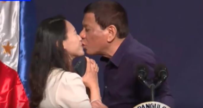 Puthi në buzë punonjësen para të gjithëve, kritikohet ashpër presidenti (VIDEO)