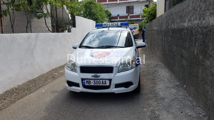 Thikë prindërve, vetëdorëzohet në policinë e Durrësit 25-vjeçari bashkë me të dashurën