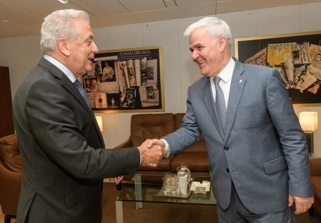 Xhafaj takon në Bruksel komisionerin Avramopoulos, merr mbështetje për integrimin e vendit