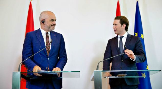 Austria e konfirmon: Për kampin e refugjatëve po bisedojmë edhe me Shqipërinë!