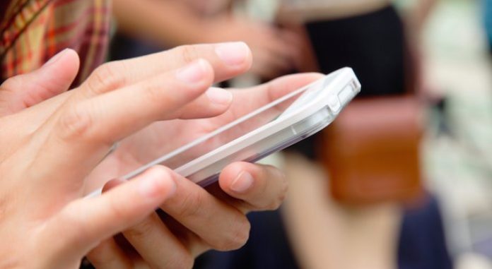 Durrës, bën vetëgjyqësi me celular!