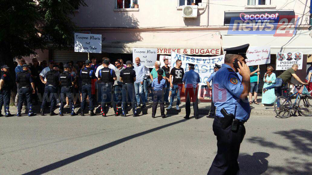 Rama pritet me protesta nga PD e Elbasanit, konfrontime me policinë