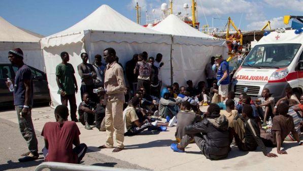 Italia u mbyll dyert emigrantëve