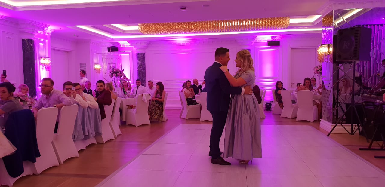 Djali i biznesmenit të njohur në Tiranë fejohet me vajzën e gjyqtarit (FOTO)