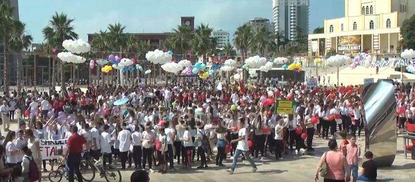 1 Qershori, sheshi &#8220;Liria&#8221; shndërrohet në skenë festive për fëmijët e Durrësit (VIDEO)