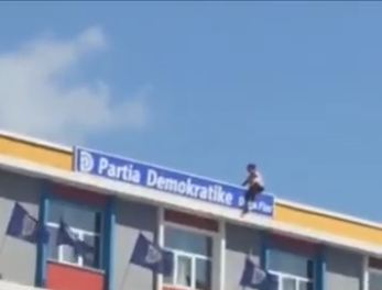 Hipën mbi selinë e PD-së, gruaja tenton të hidhet