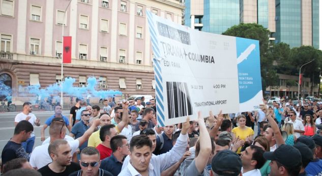 “I prenë biletën Ramës për në Kolumbi”, procedohen penalisht 25 të rinj