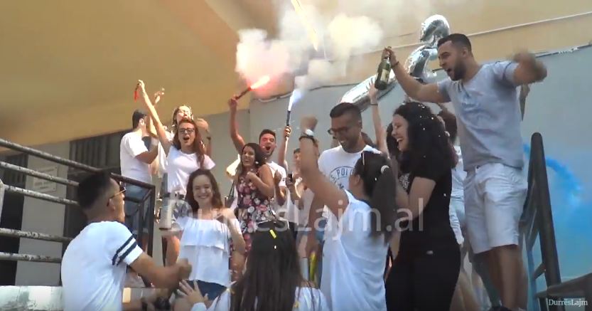 Lamtumirë gjimnaz! Si e festojnë maturantët e “Gjergj Kastiotit” mbylljen e shkollës (VIDEO)