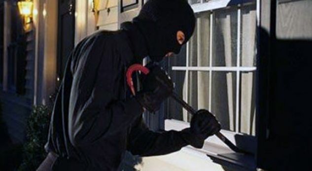 Lidhin rojen dhe marrin kasafortën me 30 mijë €, grabitet mobilieria në Tiranë