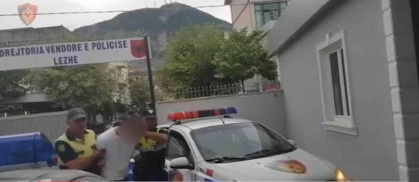 I jep policit 5000 lekë për t’i shpëtuar gjobës, arrestohet në flagrancë (VIDEO)