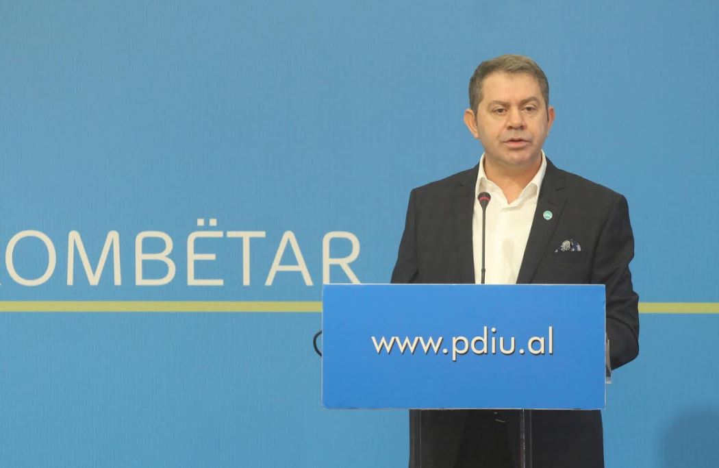 Idrizi distancohet nga tre deputetët e PDIU-së: Çamët të papërfaqësuar në Kuvend