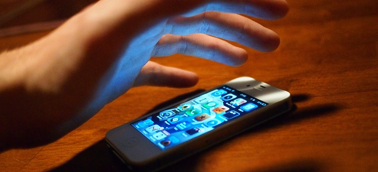 17-vjeçarit në Durrës i vjedhin celularin në lokalin e tij