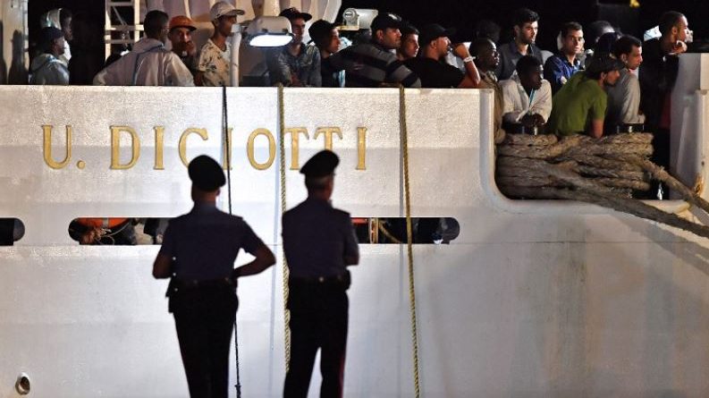 Italia mbyll sërish portet për emigrantët