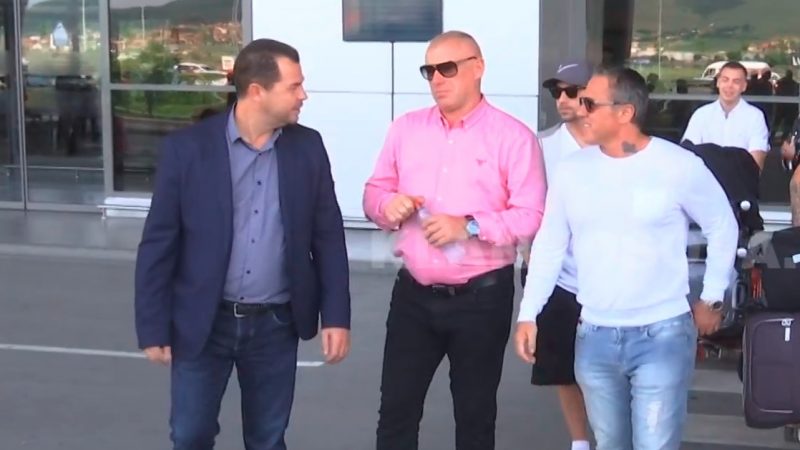 VIDEO/ Mafiozi i dikurshëm John Alite viziton Kosovën