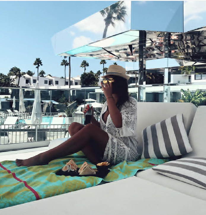 FOTO/ Moderatorja shqiptare i jep fund beqarisë, shihni si duket me fustanin e bardhë