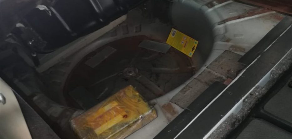 Shqiptari kapet me 300.000 euro kokainë në makinë