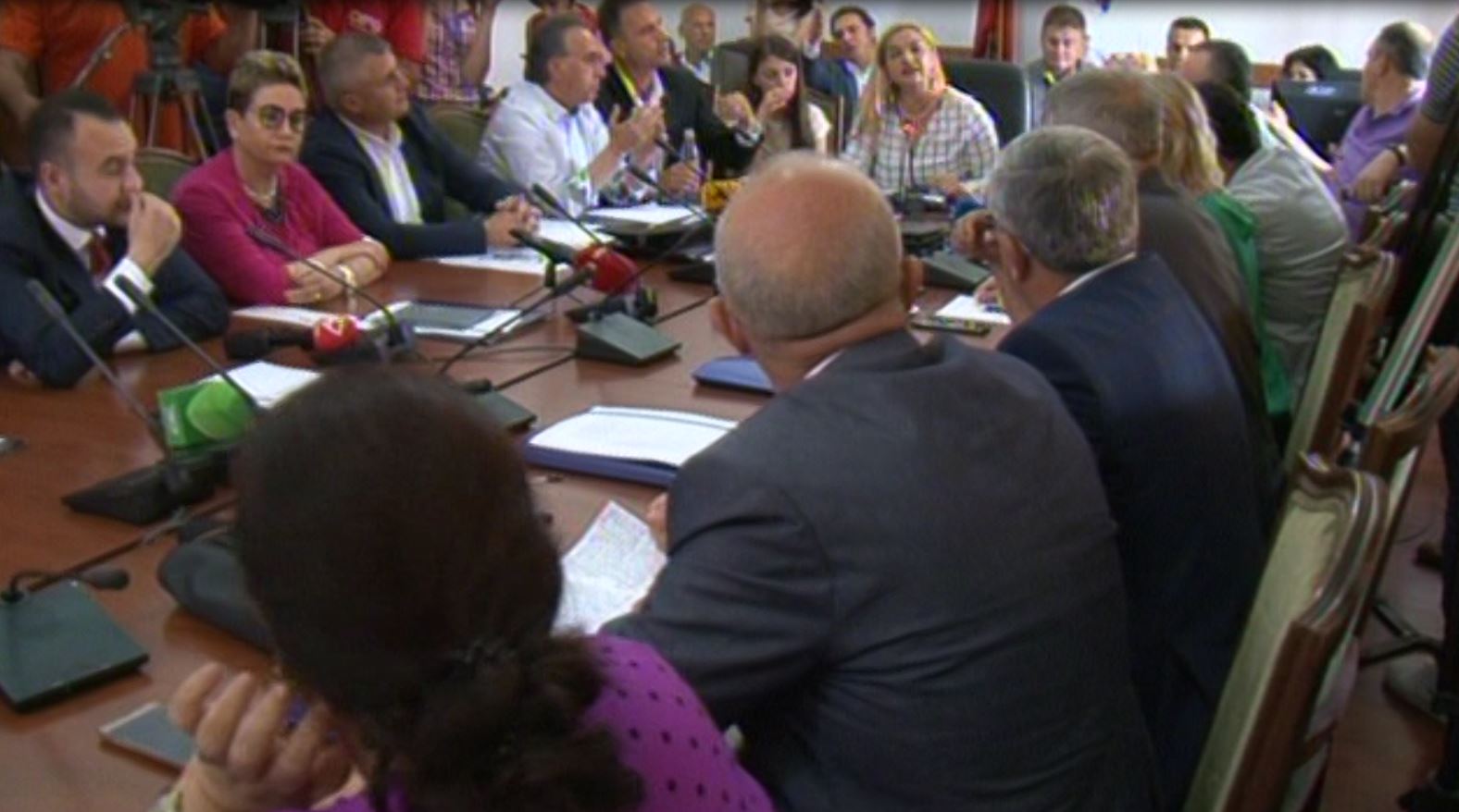 “Halabak, legen, langaraq, rrugaç…” Deputeti socialist i Durrësit përplaset me deputetin e PD-së