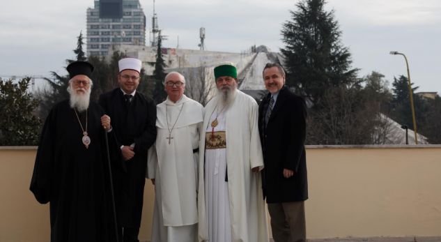 Krerët e komuniteteve fetare, letër Merkelit dhe Makronit: Hapni negociatat