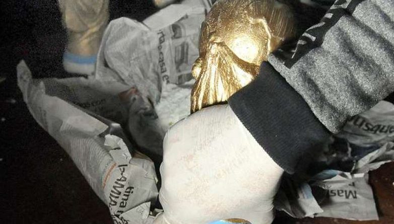 Nuk do ta besoni çfarë gjeti policia brenda trofeve të Kupës së Botës