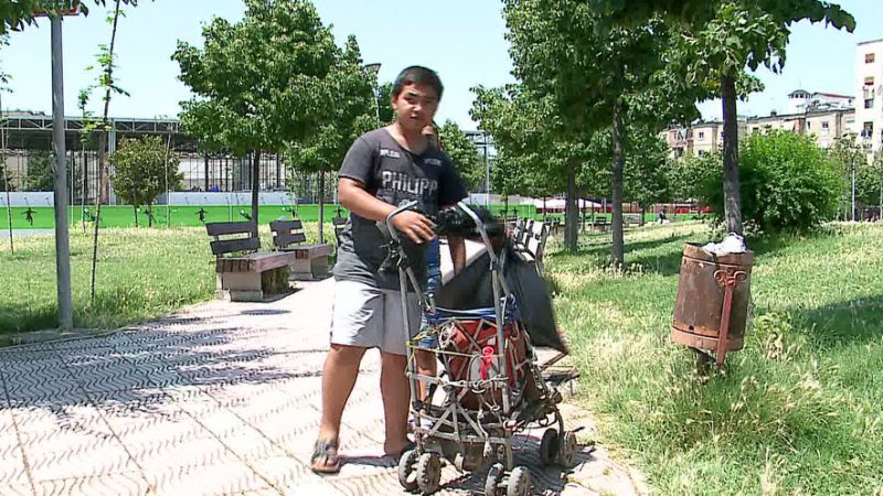 Historia prekëse e Ledjanit/ Me dhjeta në shkollë, mbledh kanaçe