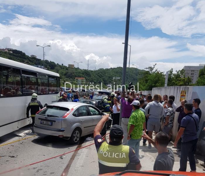 Aksident i trefishtë në Durrës, plagoset rëndë shoferi (FOTO)
