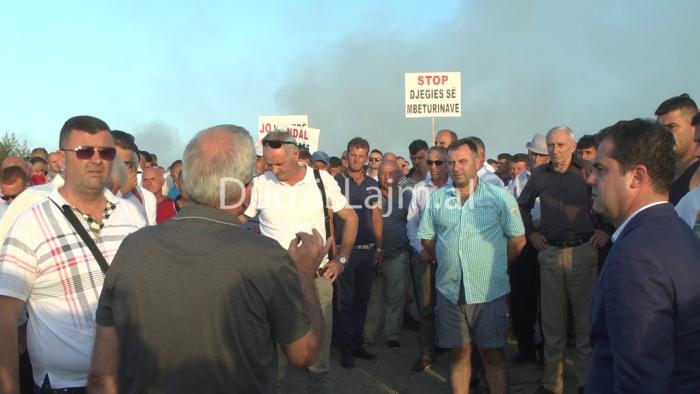 FOTO-VIDEO/ Rama mbledh qeverinë në Durrës, qytetarët në protestë