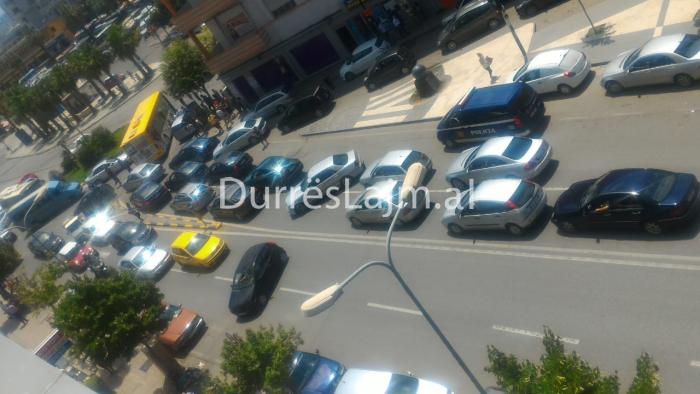 Tjetër aksident në Durrës, autobusi përplas makinën (FOTO+VIDEO)