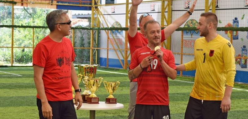 Ambasadori Donald Lu vishet kuqezi