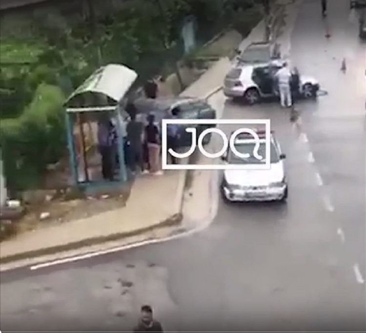 Aksident në Durrës, makina hyn mes këmbësorëve në stacionin e urbanit (VIDEO)