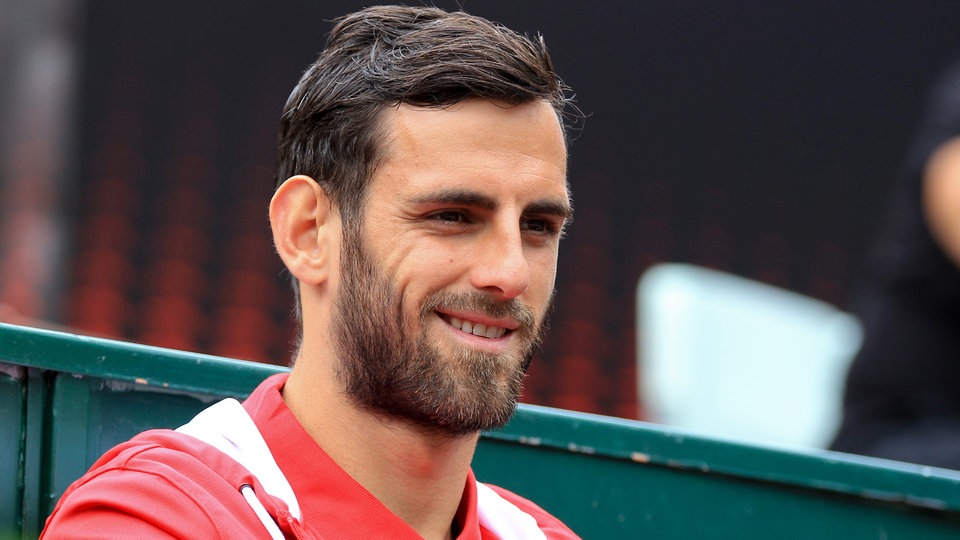 Me pushkën në krahë dhe me flamurin kuqezi në duar, Mërgim Mavraj me mesazh patriotik: Era bart zërat e të parëve tanë