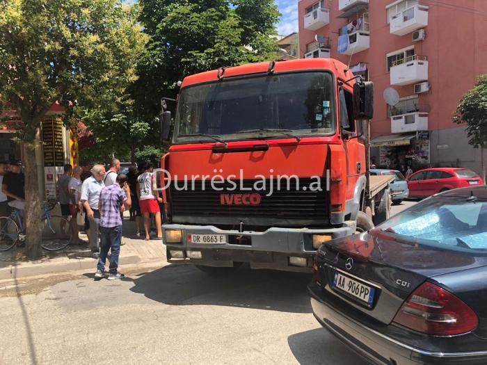 FOTO/ Kamioni përplas veturën në Durrës
