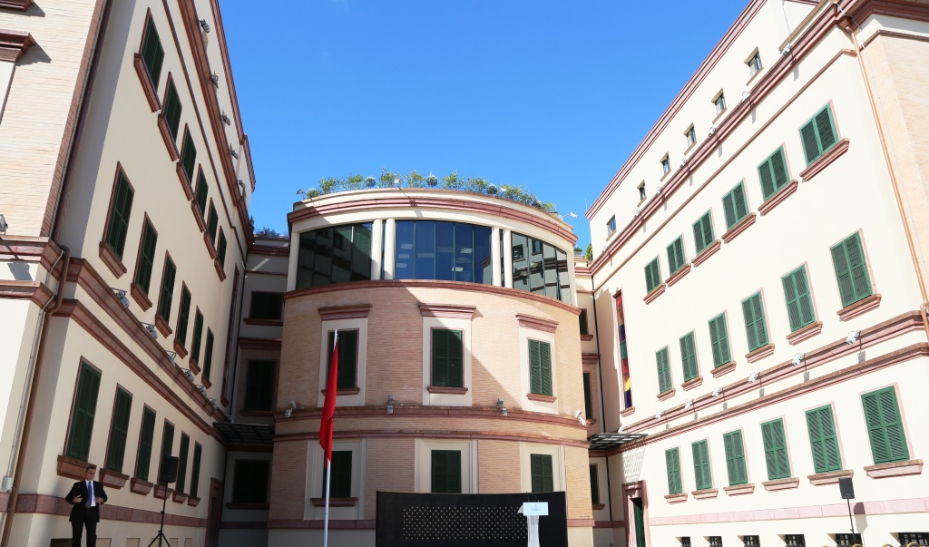 Kampe emigrantësh në Shqipëri? Ministria e Brendshme sqaron deklaratën e Hodajt