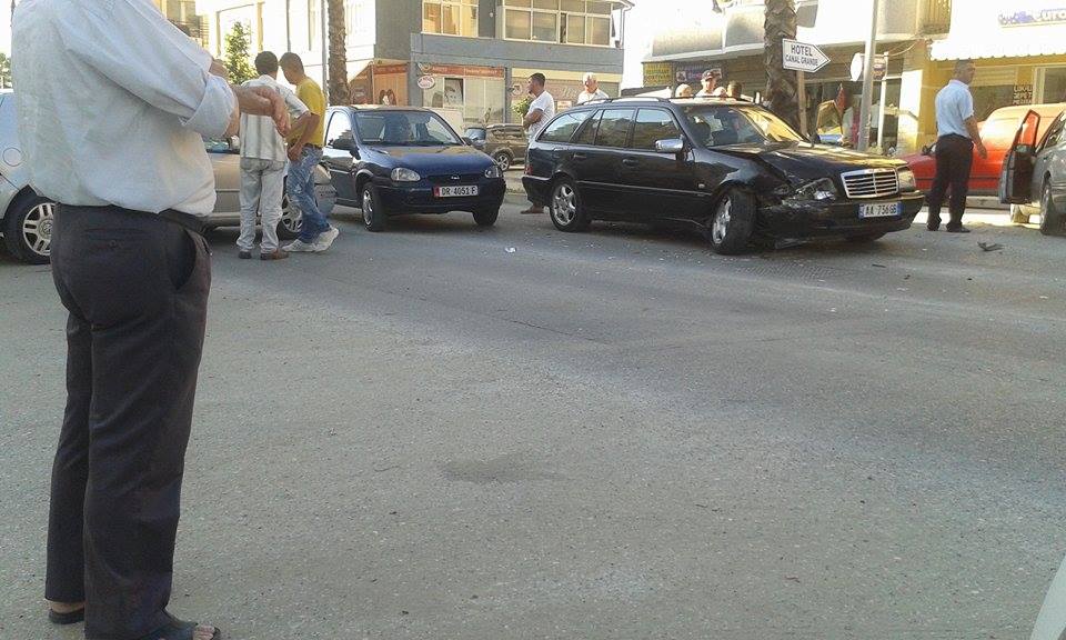 Në gjendje të dehur, ja çfarë u bën “Benz”-ve në plazhin e Durrësit