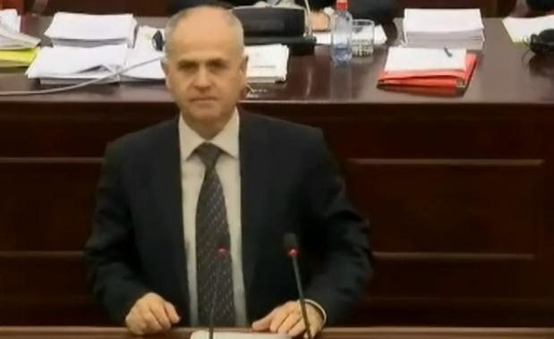 Dhunohet ish-deputeti dhe djali i tij, i bllokojnë me makinë dhe i presin te banesa