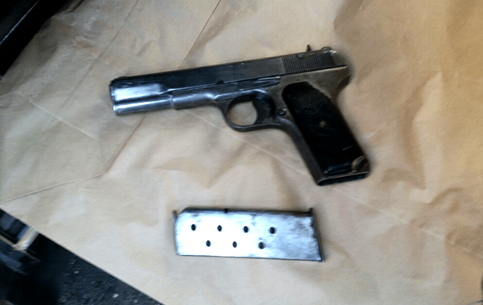 Shëtiste më armë në çantë, 32-vjeçari kapet mat