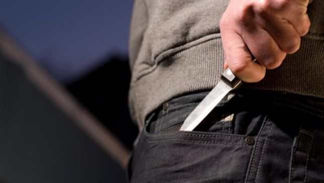 Plagos me thikë dy persona për motive të dobëta, arrestohet 20-vjeçari